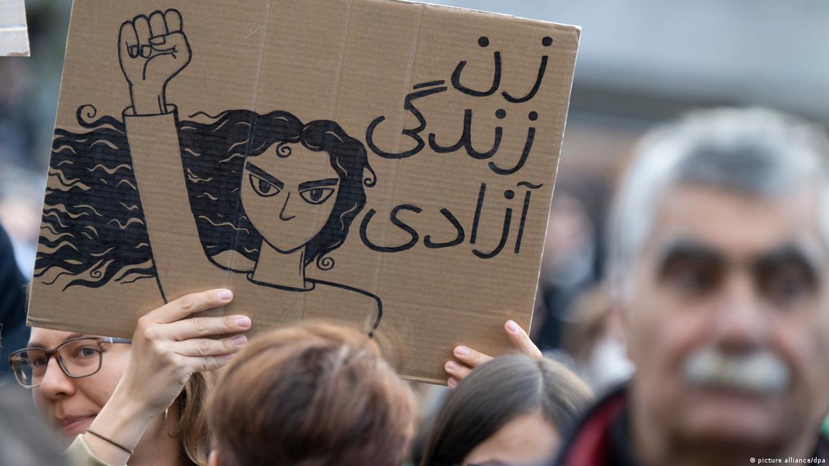 Manifestação a favor de Mahsa Amini em Frankfurt