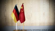 v.l. Flagge Deutschland, Flagge China. Germany, China, People's Republic