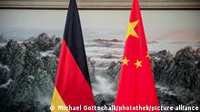 Die Flaggen von Deutschland und China, im Aussenministerium. Peking, 08.04.2016. Copyright: Michael Gottschalk/picture alliance/photothek
