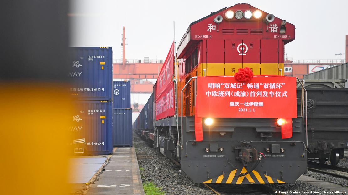 Çin ve Almanya'yı doğrudan birbirine bağlayan hatta yol alan tren