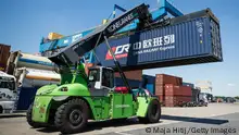 ARCHIV 2018 *** DUISBURG, GERMANY - JULY 16: Containers from China are taken between terminals in the Duisburg port (DIT Duisburg Intermodal Terminal) on July 16, 2018 in Duisburg, Germany. Approximately 25 trains a week use the Silk Road connection between Duisburg and the Chinese cities of Congqing and Yiwu. Several European countries use the Duisburg China rail hub for both importing goods from China and exporting goods to China. (Photo by Maja Hitij/Getty Images)