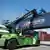 Container aus China werden im Hafen Duisburg (Ruhrgebiet) verladen