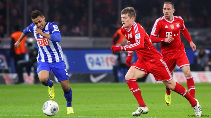 Henry Mukhtar (links) führt den Ball. Toni Kroos (Mitte) versucht in zu attackieren. Franck Ribery (rechts) beobachtet das Geschehen. Henry Mukhtar (links) führt den Ball. Toni Kroos (Mitte) versucht in zu attackieren. Franck Ribery (rechts) beobachtet das Geschehen.