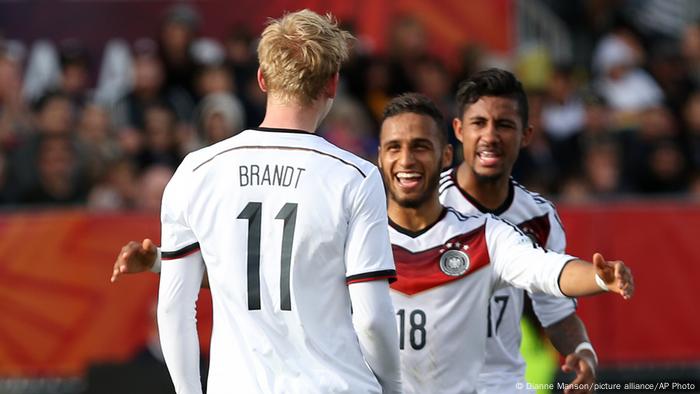 Hany Mukhtar umarmt Julian Brandt bei der U20-WM 2015 in Neuseeland Hany Mukhtar umarmt Julian Brandt bei der U20-WM 2015 in Neuseeland