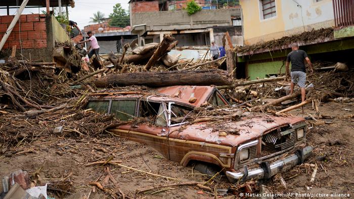 Un auto sepultado bajo escombros tras el paso de la tormenta Julia por el estado de Aragua en Venezuela en octubre de 2022