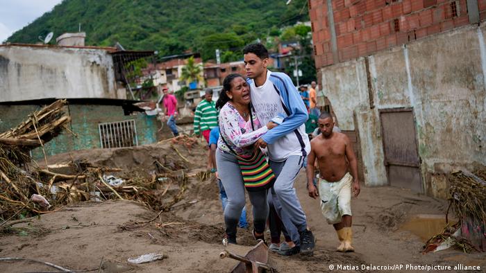 Una mujer llorando busca a un familiar desaparecido en una zona inundada en Las Tejerías.