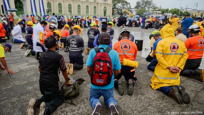Personas rezando en una plaza de San Salvador. 