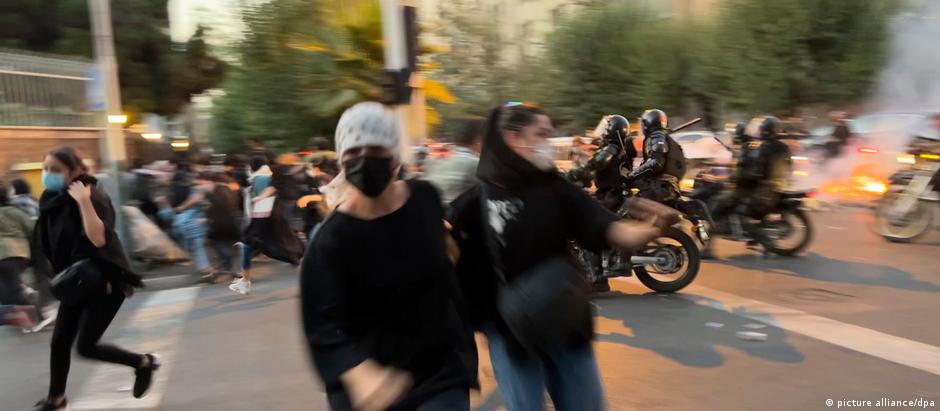 Desde a mory de Mahsa Amini, em 16 de setembro, sobretudo mulheres protestam nas ruas do Irã