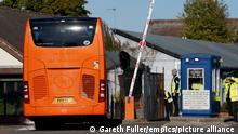 9.10.2022, Manston, England, Migrant Channel crossing incidents. A bus carrying a group of people thought to be migrants arrives at the Manston immigration short-term holding facility located at the former Defence Fire Training and Development Centre in Thanet, Kent. Picture date: Sunday October 9, 2022. See PA story POLITICS Migrants. Photo credit should read: Gareth Fuller/PA Wire URN:69199080