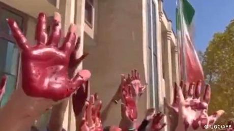 Den røde malingen på hendene symboliserte det blodige angrepet mot protestene fra sikkerhetsstyrkene.