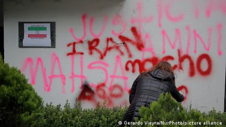 En kvinne spraymaler en vegg ved den iranske ambassaden i Mexico