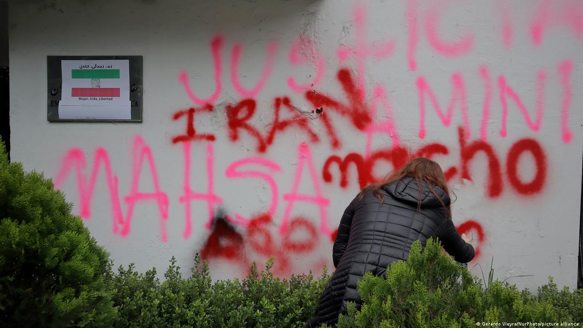 Mulher pichando parede da embaixada iraniana na Cidade do México
