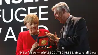 Filippo Grandi remet le prix Nansen dans les mains d’Angela Merkel sur scène le 10 octobre 2022 à Genève 