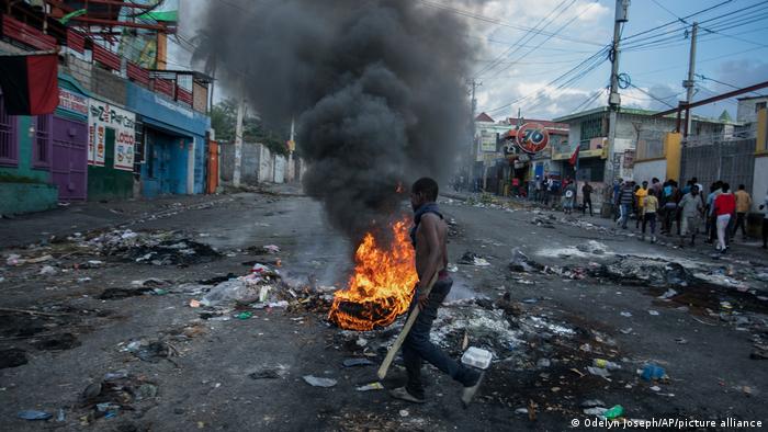 Los manifestantes nuevamente quemaron neumáticos en las calles de Puerto Príncipe.
