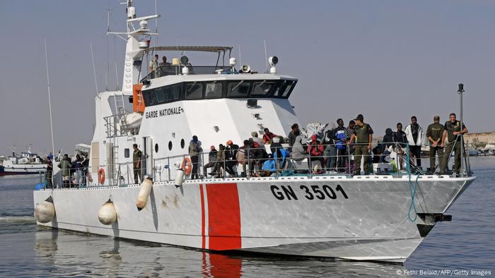 Migrantes del África subsahariana son rescatados por la Guardia Nacional tunecina de sus embarcaciones improvisadas con las que se dirigían a la costa italiana, a unas 50 millas náuticas en el mar Mediterráneo, el 4 de octubre de 2022. 