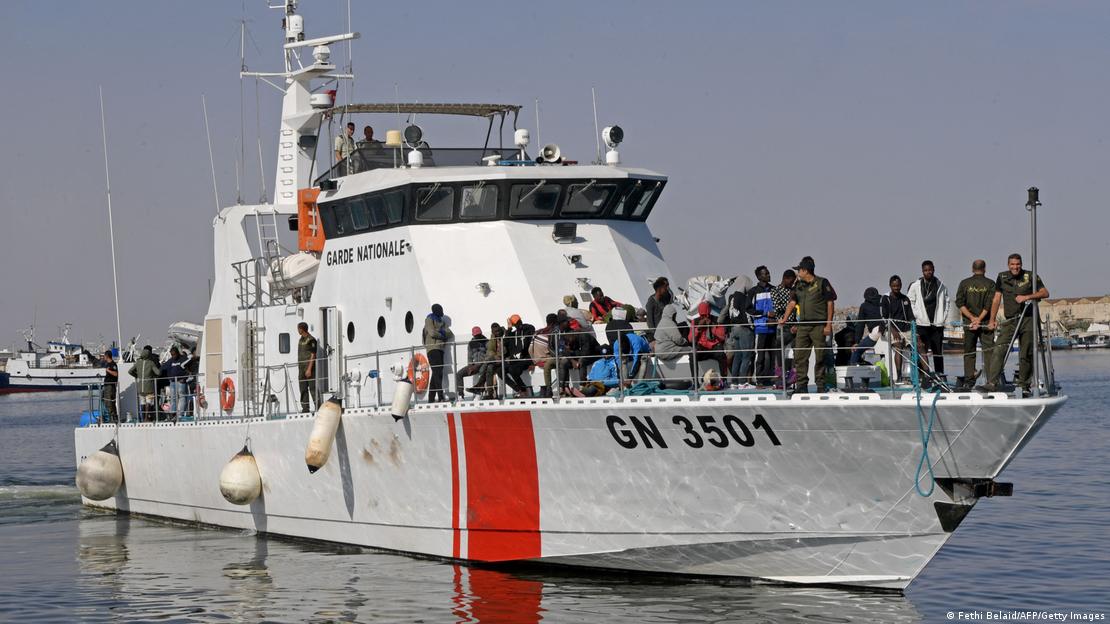 Un barco de rescate de migrantes de África subsahariana.