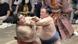 Sumo-Ringer Tamawashi fasst seinen Gegner Takayasu mit der linken Hand an den Hals Sumo-Ringer Tamawashi fasst seinen Gegner Takayasu mit der linken Hand an den Hals