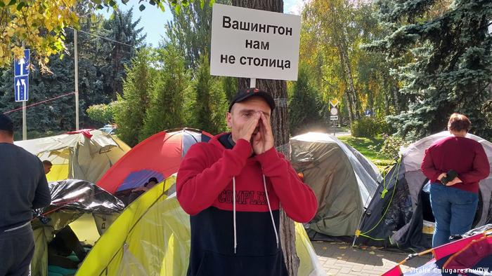 Washingtonul nu ne este capitală, se poate citi pe pancarta unui protestatar de la Chişinău