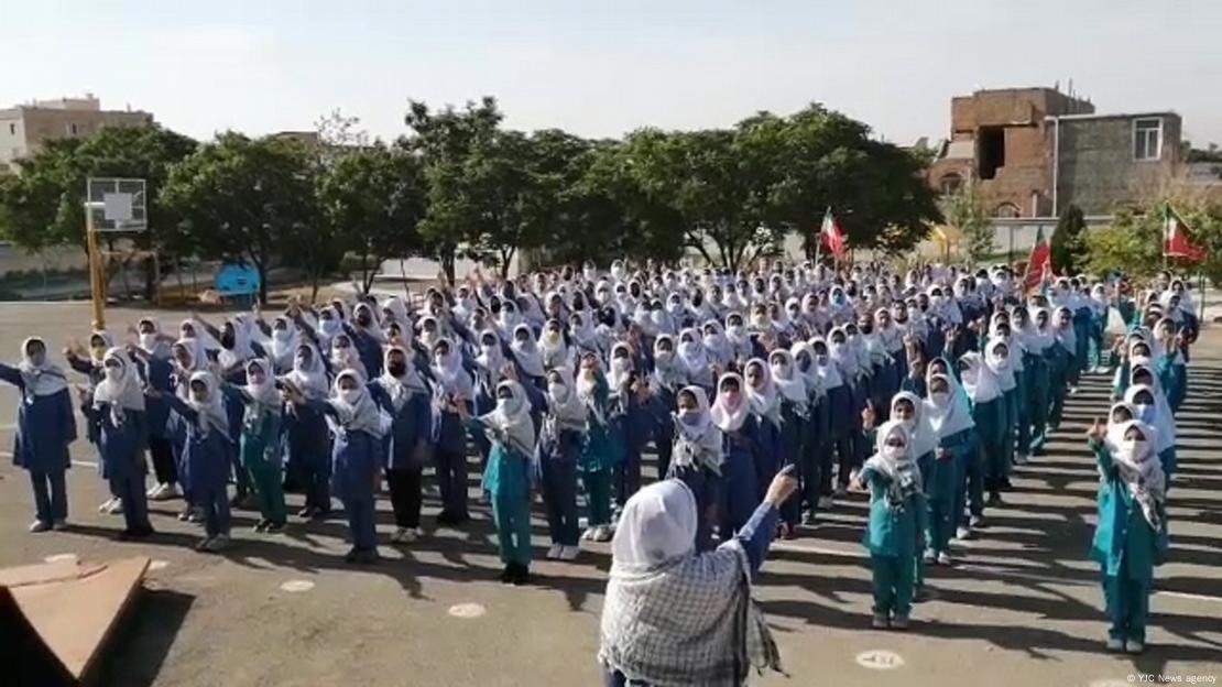 Meninas iranianas em fila na escola 