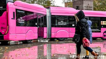 Un bus sous la pluie à Dunkerque