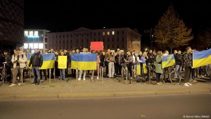 Groupe de manifestants, plusieurs tenant des drapeaux ukrainiens, lors d'une manifestation à Leipzig.  10 octobre 2022.