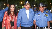 This handout picture released by the Nicaraguan Presidency shows Nicaragua's President Daniel Ortega (C), Vice President and First Lady Rosario Murillo (L) and General Director of the National Police, First Commissioner Francisco Diaz Madriz (R), arriving to the Revolution Square to participate in the commemoration act of the 43rd anniversary of the foundation of the National Police in Managua, on September 28, 2022. (Photo by Jairo CAJINA / Nicaraguan Presidency / AFP) / RESTRICTED TO EDITORIAL USE - MANDATORY CREDIT AFP PHOTO / NICARAGUAN PRESIDENCY / JAIRO CAJINA - NO MARKETING NO ADVERTISING CAMPAIGNS - DISTRIBUTED AS A SERVICE TO CLIENTS