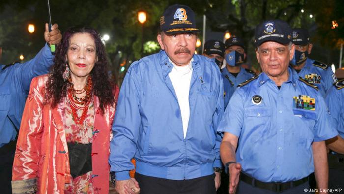 Rosario Murillo und Daniel Ortega mit dem Generaldirektor der Nationalpolizei, Francisco Diaz Madriz