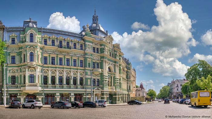 Blick auf ein Gebäude aus dem 18. Jahrhundert in Odessa bei Sonnenschein. Blick auf ein Gebäude aus dem 18. Jahrhundert in Odessa bei Sonnenschein.