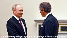 Dieses von der staatlichen russischen Nachrichtenagentur Sputnik via AP veröffentlichte Foto zeigt Wladimir Putin (l), Präsident von Russland, und Rafael Mariano Grossi, Generaldirektor der Internationalen Atomenergiebehörde (IAEO), die sich während ihres Treffens begrüßen. Grossi verhandelt nach eigenen Angaben mit Kiew und Moskau über eine Schutzzone um das von Russland eingenommene ukrainische Atomkraftwerk Saporischschja. +++ dpa-Bildfunk +++