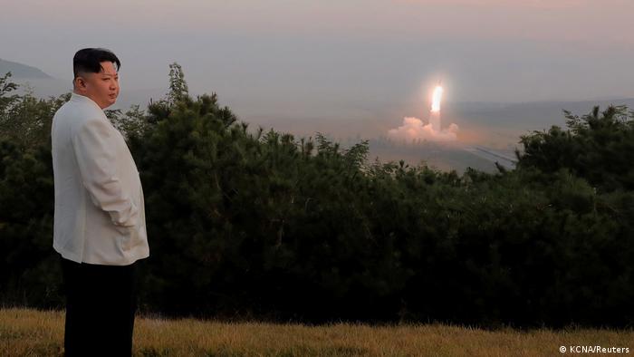朝中社10月10日曾釋出金正恩視察導彈試射的照片。根據朝中社，週三的測試中，2枚導彈飛行了近3個小時，且可以擊中2000公里外的目標。