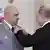 Генерал Сергей Суровикин получает награду от президента РФ Владимира Путина, фото 2017 года 
