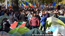 CHISINAU, MOLDOVA - OCTOBER 2, 2022: People stage a protest by a tent camp set up outside the offices of the Moldovan parliament and presidential administration. Anti-government protests have been held across Moldova since May the protesters blame the acting authorities for the soaring prices for food, as well as gas and other energy resources, and the deteriorating quality of life. Veniamin Demidetsky/TASS PUBLICATIONxINxGERxAUTxONLY TS144D9B 
