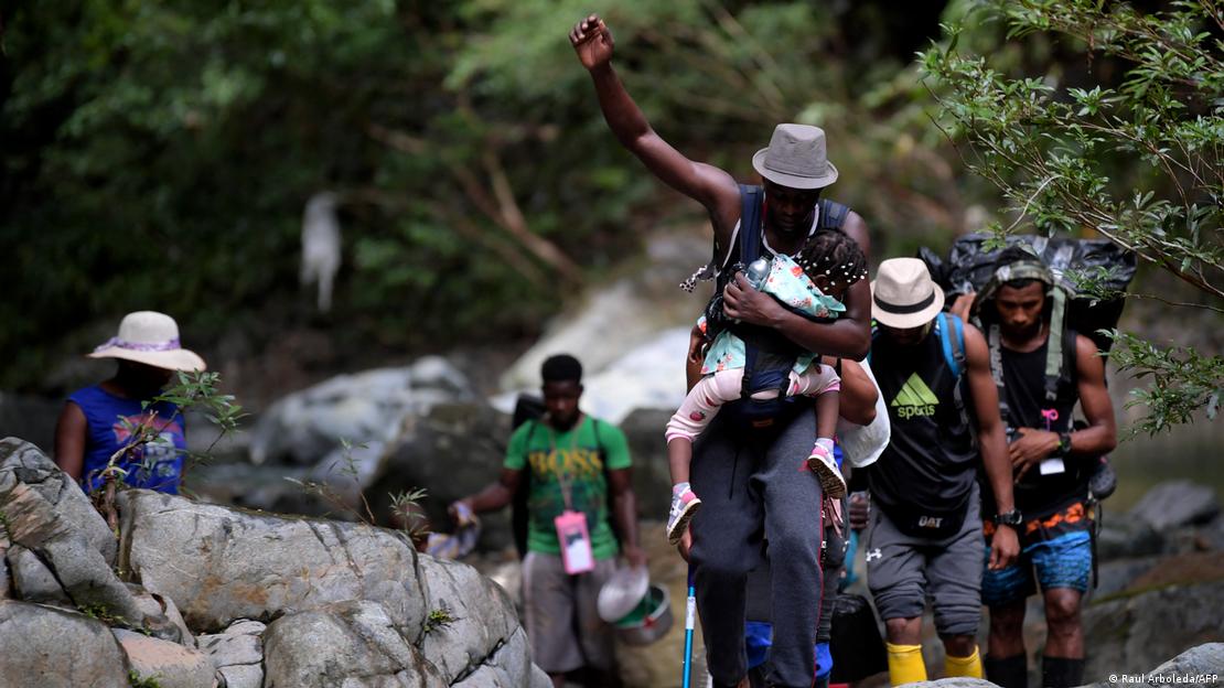 Migrantes haitianos, hombres y un bebé, en la jungla del Darién. Migrantes haitianos, hombres y un bebé, en la jungla del Darién.