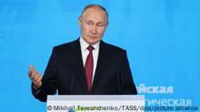 DIESES FOTO WIRD VON DER RUSSISCHEN STAATSAGENTUR TASS ZUR VERFÜGUNG GESTELLT. [Russia. Moscow. OCTOBER 12, 2022. Russia's President Vladimir Putin makes remarks during the 2022 Russian Energy Week forum at Moscow's Manezh Central Exhibition Hall. The forum includes over 40 business events attended by over 3000 participants from 70 countries. Mikhail Tereshchenko/TASS]