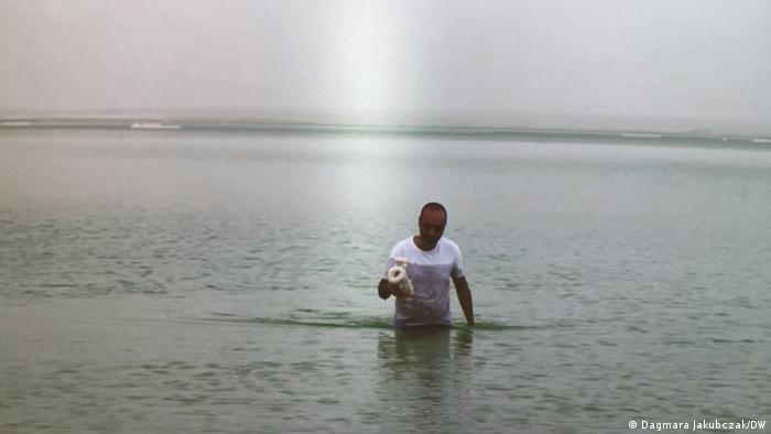 Izraelski projektant Erez Nevi Pana zanurzony w morzu