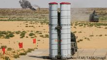 ASTRAKHAN REGION, RUSSIA - AUGUST 7, 2016: An S-300 air defense missile system during the final stage of the Keys to the Sky competition among AD missile units at Ashuluk Firing Range as part of the 2016 Army Games, an international event organized by the Russian Defense Ministry. Sergei Savostyanov/TASS PUBLICATIONxINxGERxAUTxONLY TS02C228
Astrakhan Region Russia August 7 2016 to S 300 Air Defense Missile System during The Final Stage of The Keys to The Sky Competition among Retired Missile Units AT Ashuluk firing Range As Part of The 2016 Army Games to International Event Organized by The Russian Defense Ministry Sergei Savostyanov TASS PUBLICATIONxINxGERxAUTxONLY TS02C228 