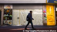 5.10.2022, Bonn, Deutschland, a man walks in front of closing restaurant in city center of Bonn, Germany on Oct 5, 2022 as inflation for August rise to 7,9 percent in August (Photo by Ying Tang/NurPhoto)
