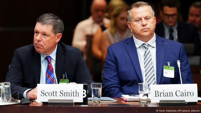 Scott Smith (links) und Brian Cairo (rechts) bei einer Pressekonferenz Scott Smith (links) und Brian Cairo (rechts) bei einer Pressekonferenz