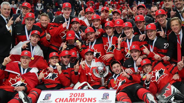 Die kanadische U-20 Eishockey-Nationalmannschaft feiert den WM-Titel 2018 Die kanadische U-20 Eishockey-Nationalmannschaft feiert den WM-Titel 2018