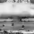 Nuvem em formato de cogumelo gerada por teste nuclear no atol de Bikini