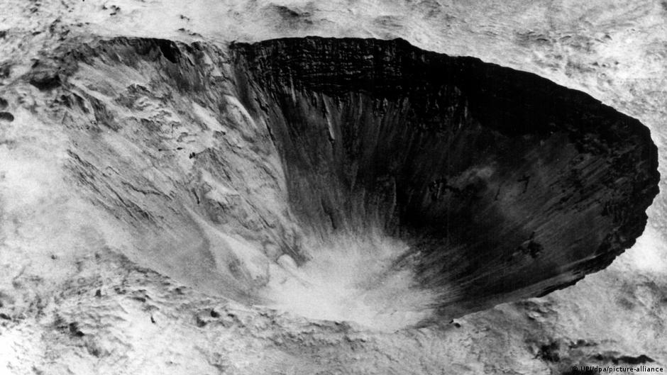 Krater u pustinji Nevade nakon podzemnog nuklearnog testa 1962. godine