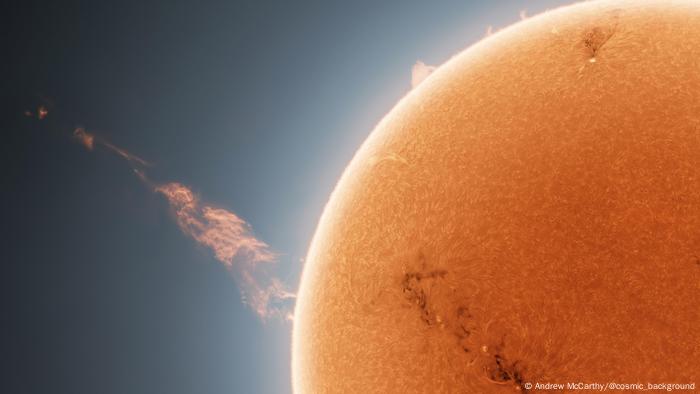 Primer plano de la CME saliendo disparada al espacio. Primer plano de la CME saliendo disparada al espacio.