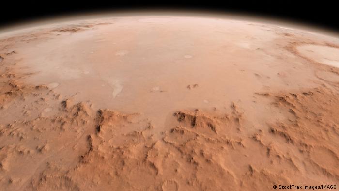 Los lugares de tierras bajas en latitudes bajas y medias son buenos candidatos para descubrir rastros de esta vida temprana en la superficie o cerca de ella. En la foto, Hellas Planitia.