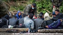 Afghanische Flüchtlinge, die an der polnisch-belarussischen Grenze festsitzen, warten in einem behelfsmäßigen Lager. Die Zahl von Migranten, die über Belarus illegal in die EU gelangen, ist zuletzt wieder deutlich zurückgegangen. Es gäbe einen starken Rückgang irregulärer Ankünfte aus Belarus, sagte EU-Innenkommissarin Johansson am Dienstag (05.10.2021) im Europaparlament in Straßburg. +++ dpa-Bildfunk +++