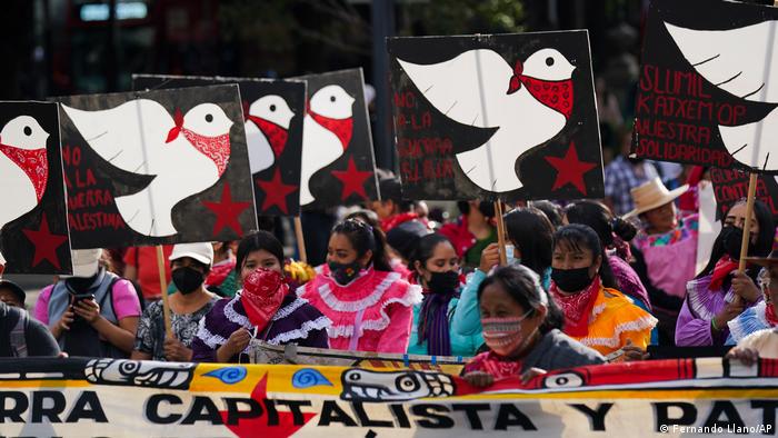 Foto de personas que protestan contra la militarización en México.