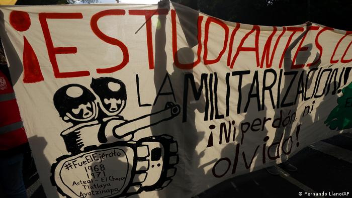 Foto de una pancarta estudiantil contra la militarización.