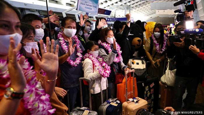 台灣向國際旅客重開大門，來自泰國的第一批團客13日抵台。