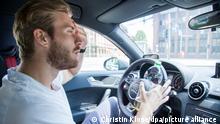 ILLUSTRATION - Ein Mann schwitzt am 27.06.2016 in Hamburg beim Autofahren. Foto: Christin Klose