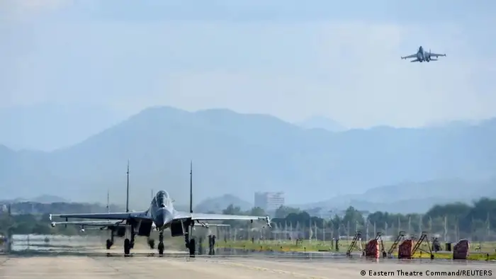 图为中国军机在台湾周边海域进行军事演习
