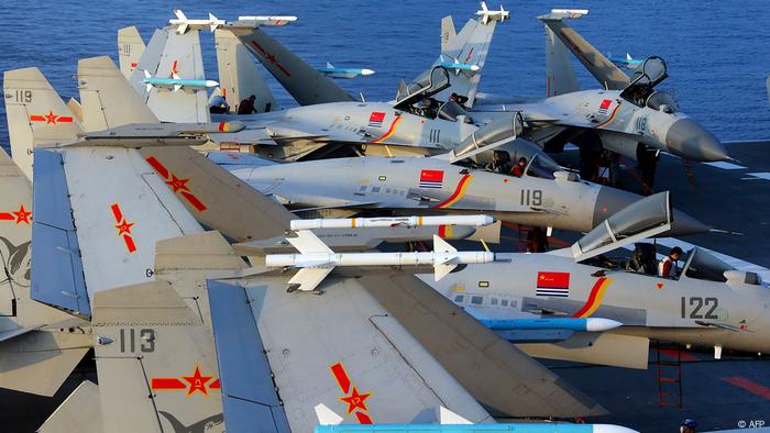 J-15 전투기가 해상에서 기동하는 중국의 작전 항공모함 랴오닝함